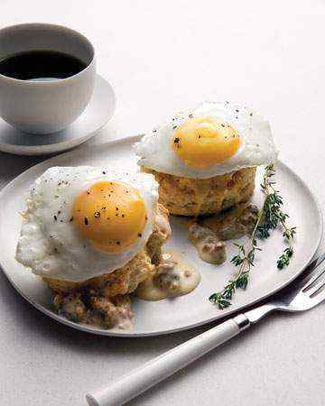 american-southern-friedeggbuttermilkbiscuitssausagegravy
