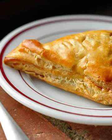 applebaconturnoverscaramilizedonionspuffpastry