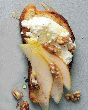 pearwalnutricottacrostini