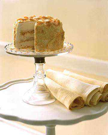 almondcrunchicrcreamcake