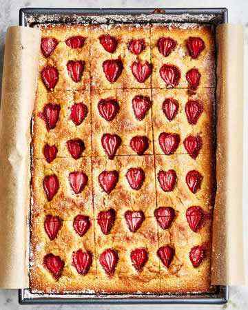strawberrysnackingcake