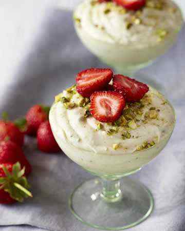 whitechocolatemoussepistachiosstrawberries