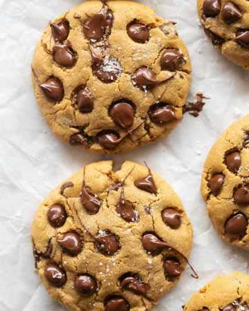 almondbutterchocolatechipproteincookies