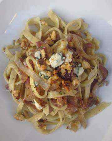 linguinecarmelizedonionspinenuts