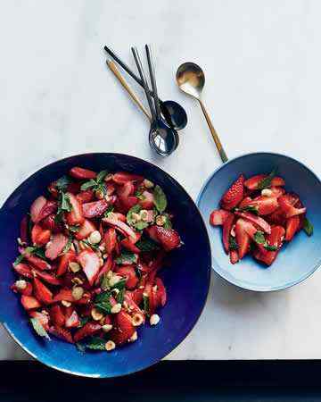 strawberryrhubarbsaladminthazelnuts